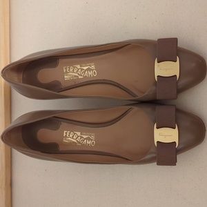 Ferragamo Olive Tan Heels